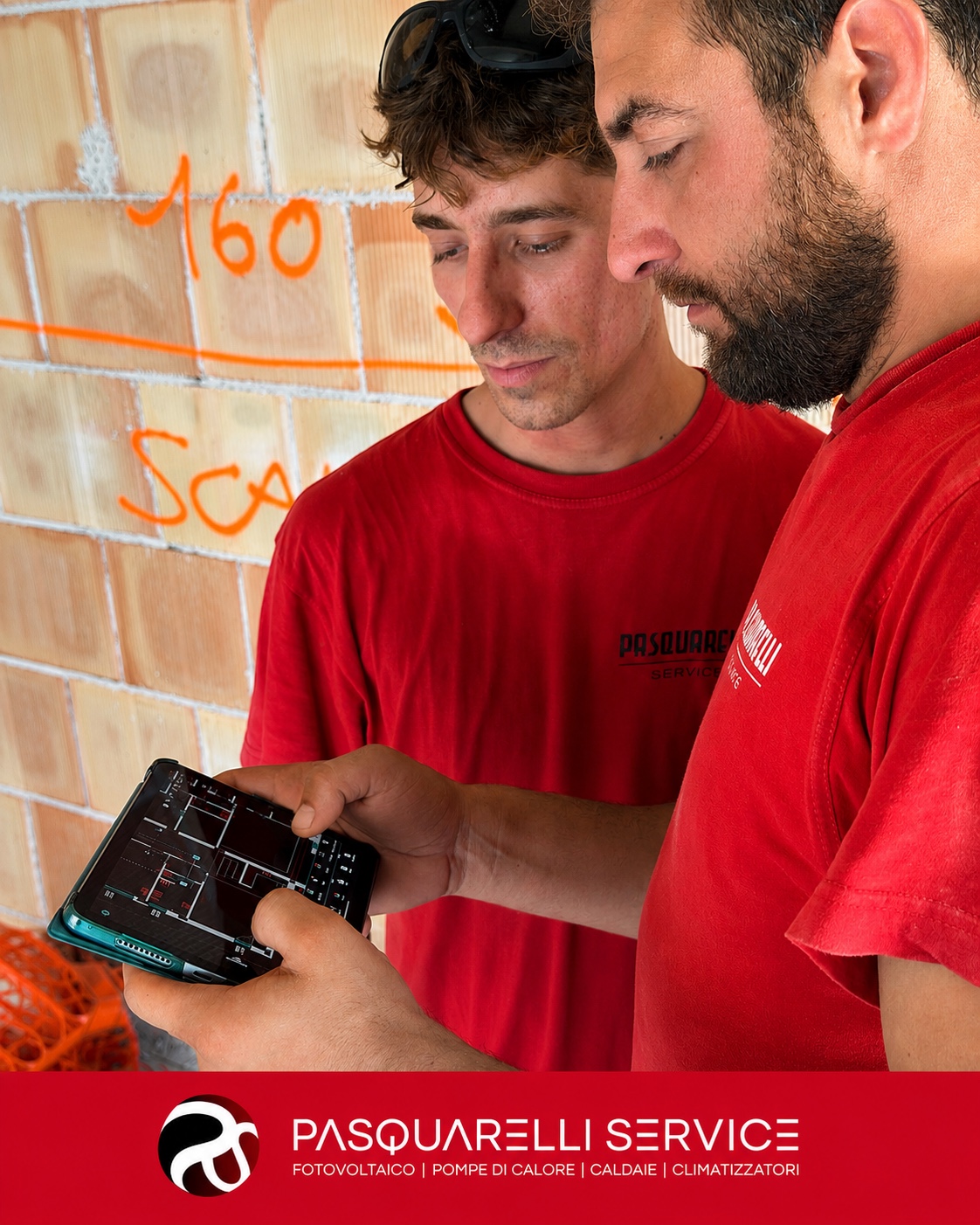 Tecnici che confrontano il progetto nel cantiere
