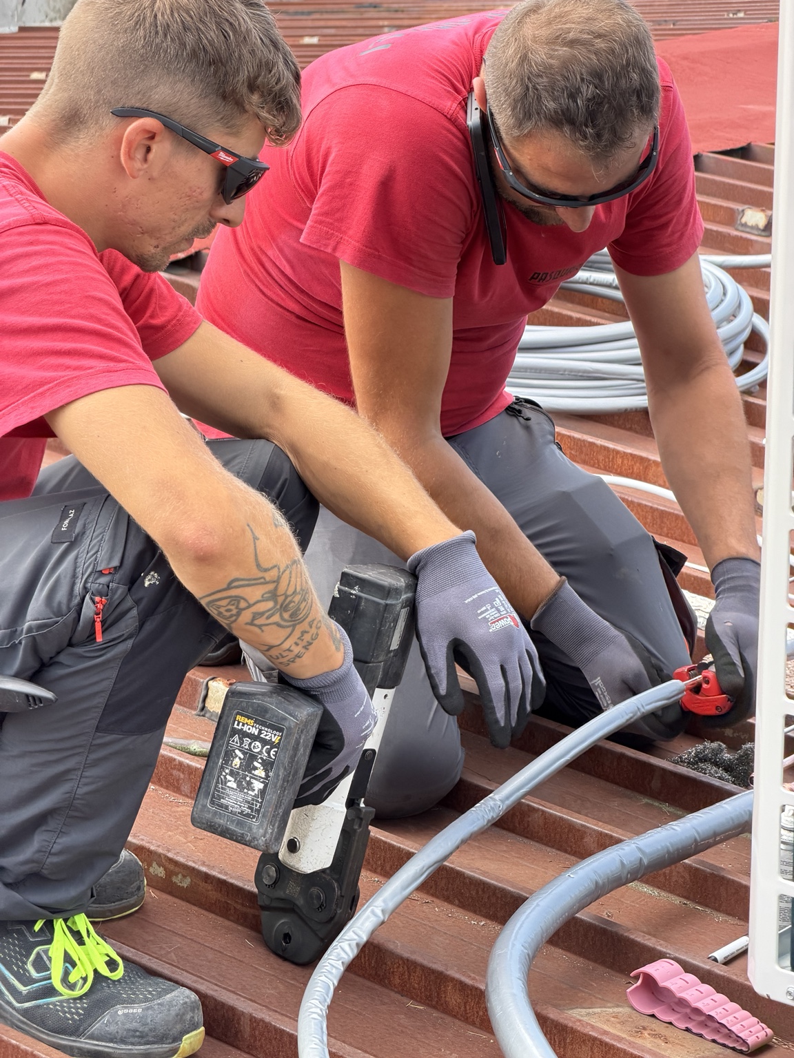 Tecnici al lavoro su tubazioni in un cantiere