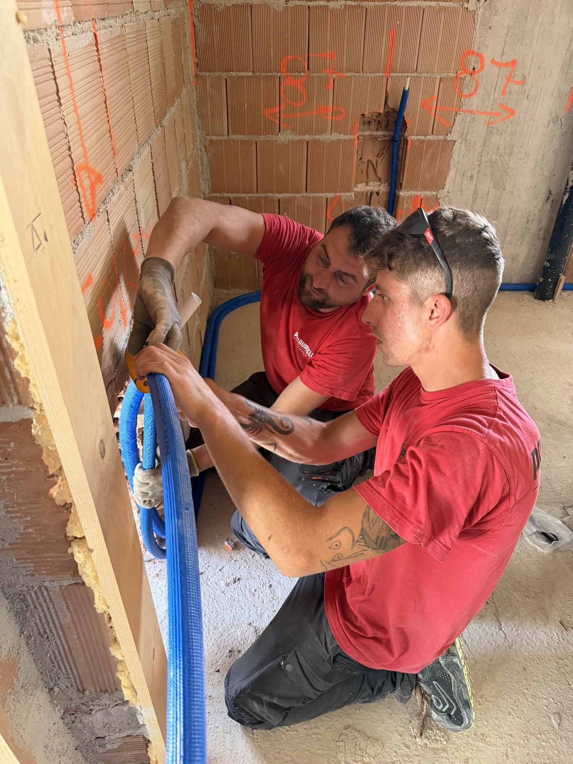 Posa di tubazioni in un cantiere ancora grezzo